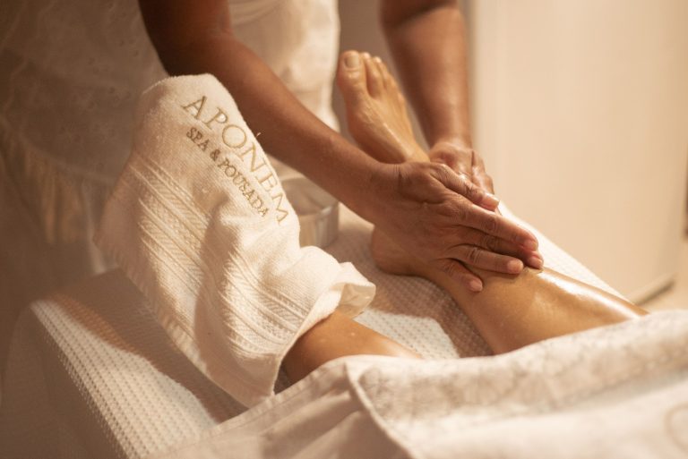 Entspannende Fußmassage nach der Behandlung