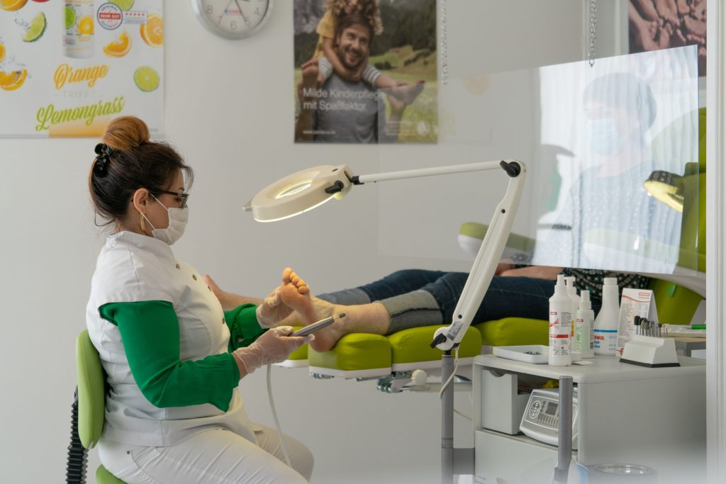Behandlung bei der medizinischen Fußpflege in der Praxis